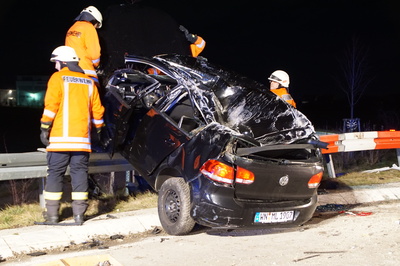 Jettingen: PKW schanzt ueber Kreisverkehr und bleibt auf der Leitplanke stehen!